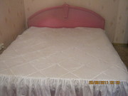кровать из натурального дерева,  цвет розовый.