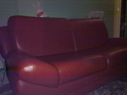 Продам диван из натуральной кожи красного цвета, раскладной.