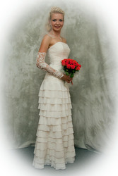 Элегантное свадебное платье и перчатки